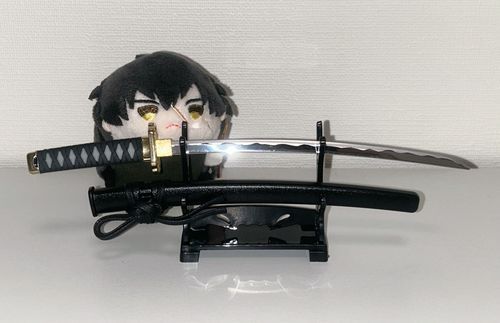 ペーパーナイフなのにつかわずに飾っておくなんて…あるじはこいつを無用の長物にするつもりか？