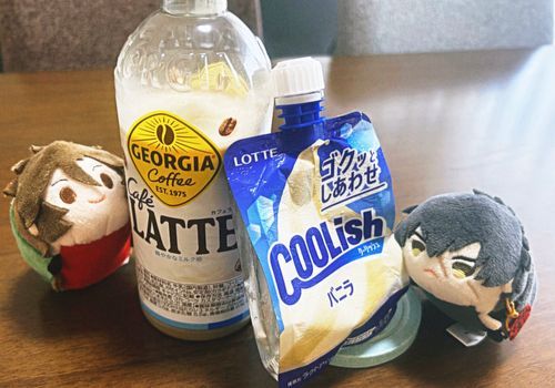 あるじがカフェラテフロートとやらをつくっていた。おてぎねは飲みたそうにしていたが、甘そうだからおれはえんりょしとく。