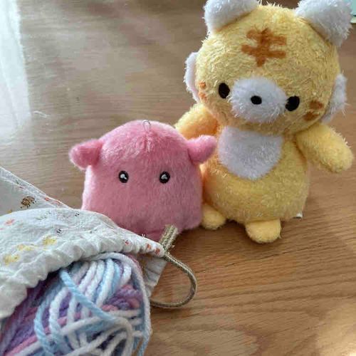 おおやさん ちっちゃ おねえちゃん ならいごと まてる あいだ おおやさん あみあみ するって！きょうの みまもりたい まかせて！