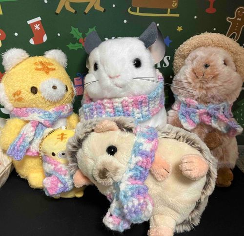新入りちゃんズにクリスマスプレゼント🎁手編みのマフラーを編みました☺
編み物初心者ですが、なんとかなりました！
次は埴輪とたっちさんズ…帽子も編みたい…この冬の手仕事になりそうです(大家さん)