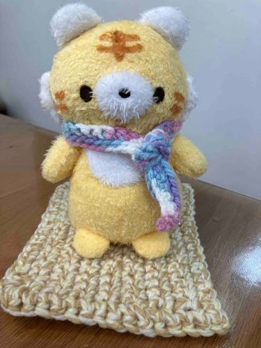 おおやさん ちっちゃ おにいちゃん いんふるえんざ なっちゃった！ずっと おうち いるから あみもの れんしゅ してるんだって！これ まっと つくてくれたよ！(とらさん)

あのーごめんね、それ…大掃除に使うアクリルタワシ…(大家さん)