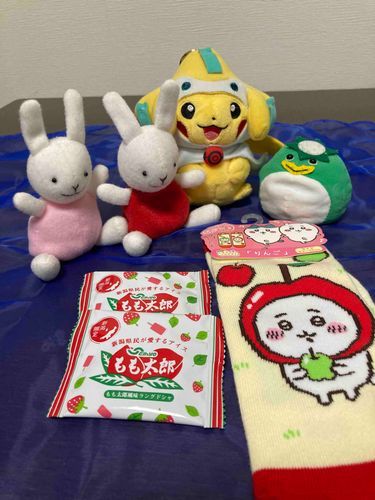 新潟限定のお土産🍓クッキーとちいかわの靴下🍎これは信州のお土産だそうよ！まさかのちいかわ選んでくれうれピーよ😍