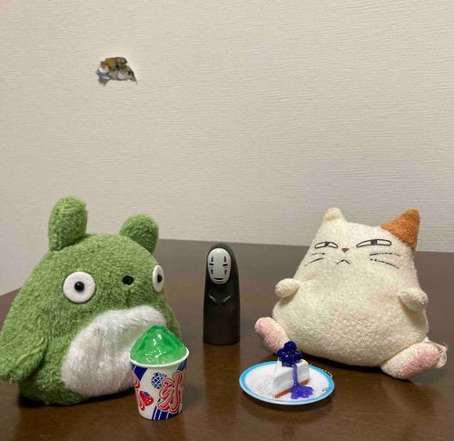 みとろちゃんとムタ、カオナシ、デザートたべてます😋🍧