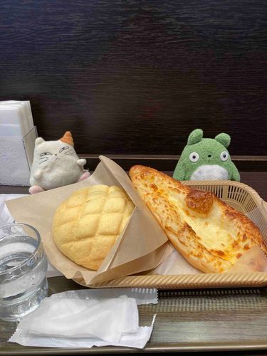 パン屋さんでイートイン🍂
メロンパンとチーズ入りなんをえらんだよ！ぬたくんの🌸は石鹸なので付けてないよ〜