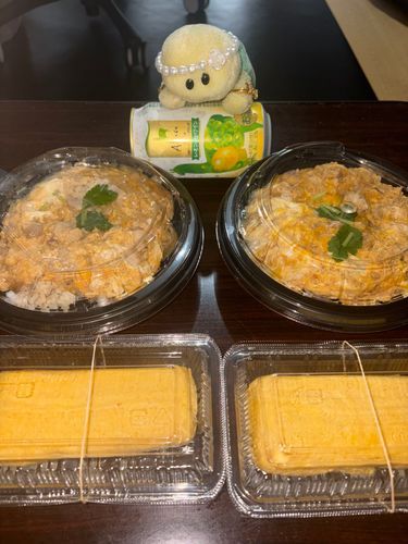 Uber Eatsで時々やってる　一つ頼むと一つ無料ってやつで　親子丼とだし巻き！これ両方とも一つ頼むと一つ無料になってたので頼みまた〜❣絶対お得でちゅよね🉐
ズッちゃん　親子丼大好きなので　これはめっちゃうれちかったでちゅ💕
もちろんお味はおいちかったでちゅ〜🙌🏻🙌🏻🙌🏻🐢
