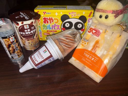 朝の4時前にセブンへトコトコ…増量のサンドイッチ買えまちた❣
ほかにもいろいろ買って　食べまちゅよ👍🏻💕
あ…お酒は飲みさしだったのでお写真には写さなかっただけでちゅよ🐢✨