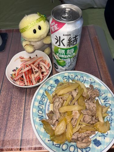 少し前に食べた主のお母さん家でのご飯でちゅよ🍚
セロリと豚肉の炒めものとカニカマ塩昆布和え　そして氷結グリーンアップルでちゅ🍏🐢