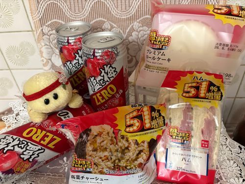 くぅぅぅぅ‼️
またまた始まってしまったローソンの盛りすぎチャレンジ！
始まると行かずには買わずにはいられにいズッちゃん🐢
しっかり買ってきまちたよ👍🏻
ただ今回は4週ともいつもより控えめにゲットする予定でちゅ😅
昨日ゲットしたのは盛りすぎの定番　ハムサンド　高菜チャーシューおにぎり　プレミアムロールケーキでちゅ❣
お酒はファーファちゃんが買っていたローソン限定のやつでちゅよっ👍🏻👍🏻👍🏻🐢✨