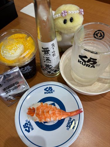 今　くら寿司がスヌーピーとのコラボやってて…ゲットすべく行ってきまちたよ🍣
お写真は飲み終えた生ビールのジョッキと新たに頼んだ日本酒　そしてスヌーピーとのコラボのコーラフロートに大っきなえびのお寿司でちゅ🦐
お寿司はお兄ワンと合わせて20皿くらい食べまちた…🤣🤣🤣
