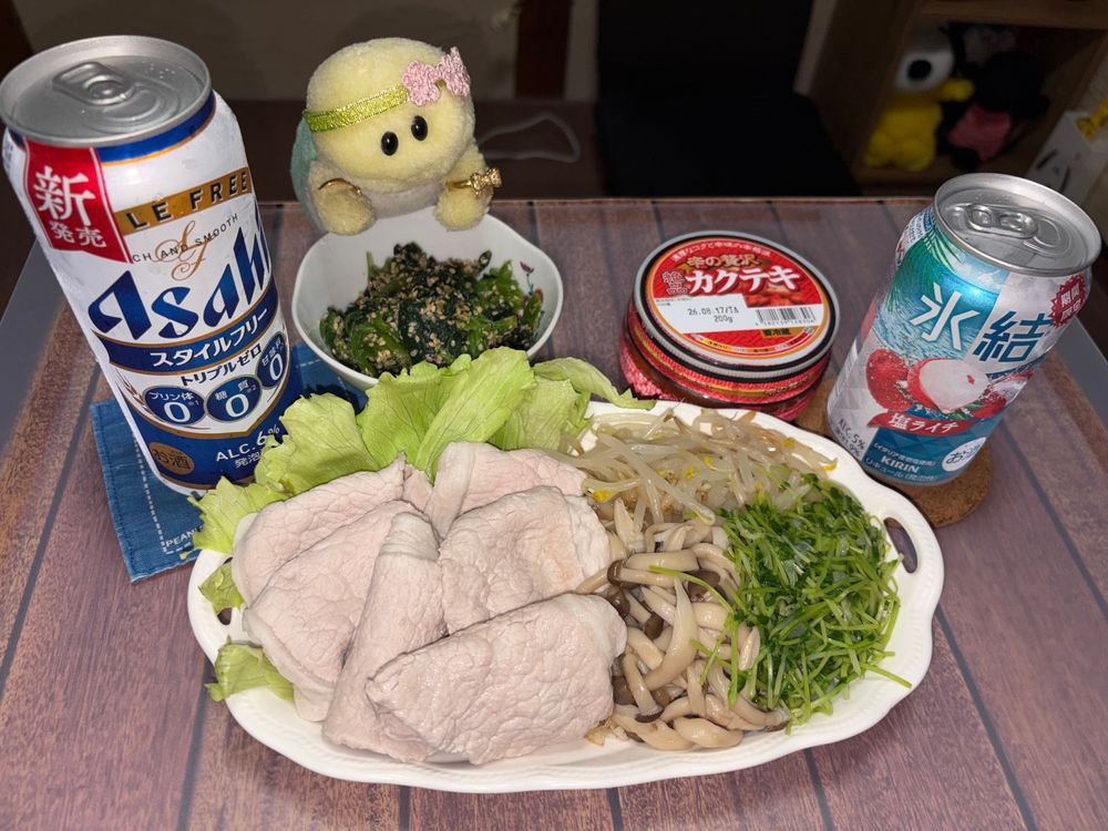 主のお母さん家で食べたご飯のシリーズでちゅよ‼️
↑勝手にシリーズにしちゃいまちた🤣
今回は豚の冷しゃぶとほうれん草のごま和えでちゅ🥬
カクテキは用意してまちたが 今回は食べなかったでちゅ🍺🐢💕