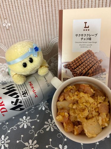 少し前の晩酌でちゅ❣
器のお料理はえびといかのれいとのやつに卵を和えて味付けしたやつでちゅ🍤🐢
あとね…ズッちゃん　ローソンじゃなくてもこのクレープ？のお菓子大好きなのでちゅ💕💕💕