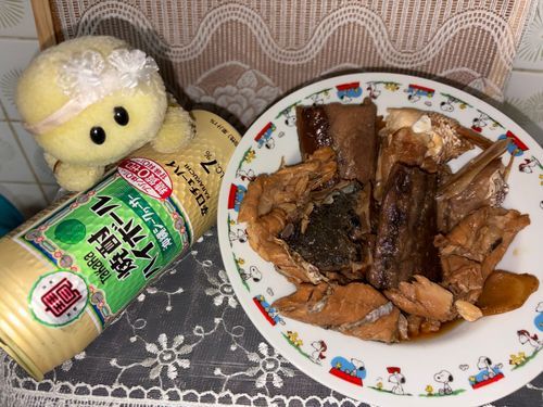 以前にもお写真に載せたことがあるお店でかった鯛のあら炊きでちゅ‼️
これだけ入ってて300円ポッキリ❕️ってお安いでちゅよね🐟
これと今回は焼酎ハイボール沖縄シークワーサーを合わせまちたよ💚
うまかったでちゅ💕🐢💕