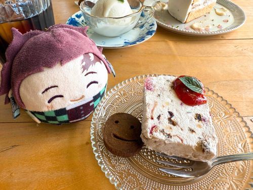 これは、カ、カッタサー……
カッサタです(⊃´◜◡◝`⊂)！！
つめたい……しろいおやつです(⊃´◜◡◝`⊂)🍰
