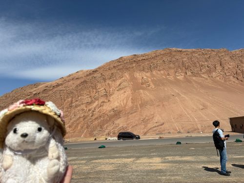 後ろに見えている赤いお山は火焔山なんだポヨ〜
火焔山はひとつのお山じゃなくてお写真に収まりきらない、周囲が全て赤いお山なんだポヨ〜
三蔵法師は本当にこんな場所をインド目指してあるいたのかな？ポヨ〜