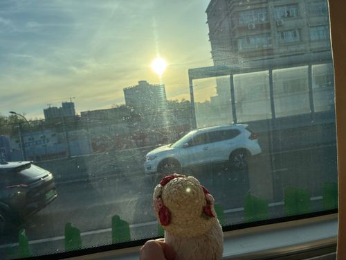 バスに揺られて2時間半、トルファンからウルムチへやってきたんだポヨ〜
夜の8時すぎてるのにこの明るさで、太陽もまだあの高さにあるんだポヨ〜