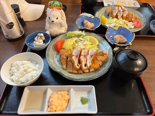 ハリネズミランドにある究極のアジフライを食べに行ったんだポヨ〜
周りはサクサクなのに、中はレアなんだポヨ〜
こんなアジフライはじめてなんだポヨ〜
抹茶塩でもレモンだけでもタルタルでも、どうやって食べてもすっごく美味しかったんだポヨ〜