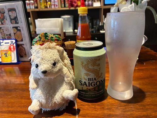 Google先生に教えてもらったベトナム料理のお店に来たんだポヨ〜
まずは、ベトナムのビール‼️サイゴンビールでカンパイ🍻なんだポヨ〜