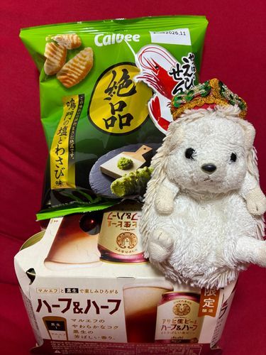マルエフのワンサードに続き今度はハーフ＆ハーフを手に入れたポヨ〜🍻
黒ビールとのハーフ大好きポヨ〜
わさび味のカッパえびせんと絶対合うと思うんだポヨ🫶🦔