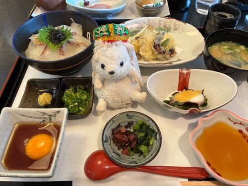 鯛めしなんだポヨ〜
卵黄醤油をかけていただきます‼️
すっごく美味しいんだポヨ〜