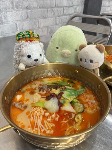 お友達のむっちゃんとちぷみちゃんと麻辣湯食べに来たポヨ〜
中辛にしたけど、旨辛だったポヨ〜