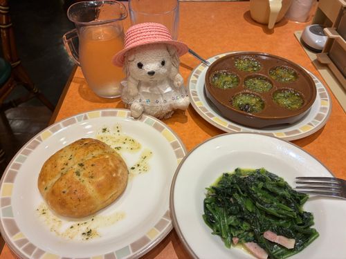 久しぶりのサイゼポヨ〜
まずは白ワインなんだポヨ〜