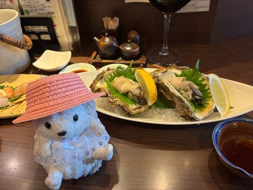 岩牡蠣はっけんポヨ〜
これは食べなきゃなんだポヨ‼️
小さいからとお店の人が2個にしてくれたんだポヨ〜
クリーミーでとっても美味しかったポヨ🦪🫶🦔⸒⸒