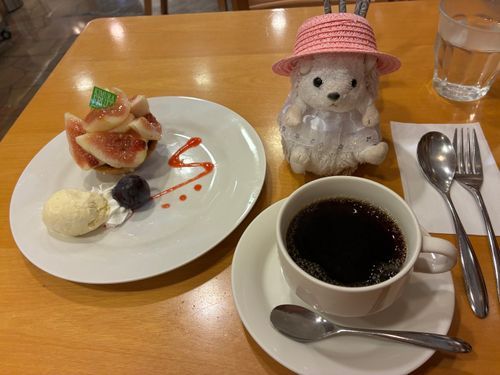 都会のカフェでイチジクタルトを食べたポヨ〜

