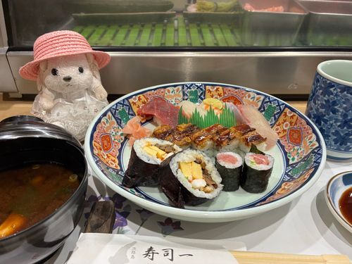 淡路島までちょっとお出かけなんだポヨ〜
通りすがりのお寿司屋さんに入ったけど、とっても美味しかったポヨ〜
まっまるさんが運転🚗 ³₃なので、ぽよよもお酒は飲ませてもらえなかったポヨ〜‪🥲🍶´-❌🦔