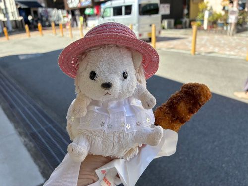 お天気がいいので、近くの神社へお参り散歩に行ってきたポヨ〜
まっすぐ帰るつもりが、お肉屋さんからいいにおいが〜
ポテトフライを食べたんだポヨ〜
この後コロッケも食べたのは秘密なんだポヨ〜