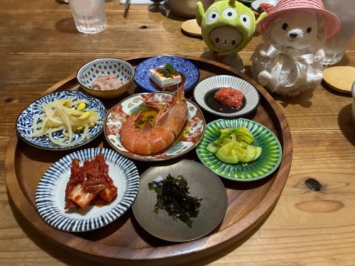 ちぷみと、都会にあるサムゲタンのランチに来たポヨ〜
このおかず、ぜーんぶおかわりし放題なんだポヨ〜