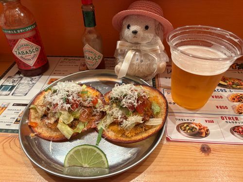 電車に乗って、今年の夏にできた河川敷の屋台村に来たんだポヨ〜
まずは、メキシコのタコス🌮を食べたんだポヨ〜🦔⸒⸒