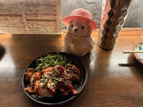 2件目は、ちょっと冷えてきたので芋のお湯割りと
ジャマイカ料理のジャークチキンなんだポヨ〜🦔⸒⸒
全然辛くないいけど、今まで出会ったことのない香辛料の香り‼️
チキンは柔らかくてとっても美味しかったんだポヨ〜🦔⸒⸒