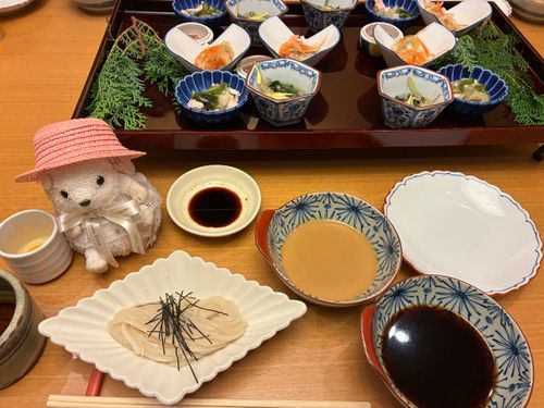 今夜は大都会にしゃぶしゃぶ🐮を食べに来たんだポヨ〜
お肉の前につきだし、お造り、ひとくちうどんぽよよ、結構お腹膨れてきたんだポヨ〜💦🦔⸒⸒