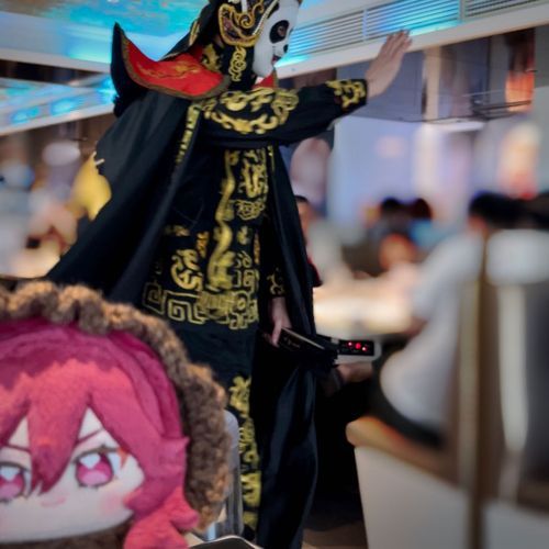 火鍋屋に行くと、突如謎の催しが始まりました。ハイパフォーマンスぬいとして己も負けていられませんね