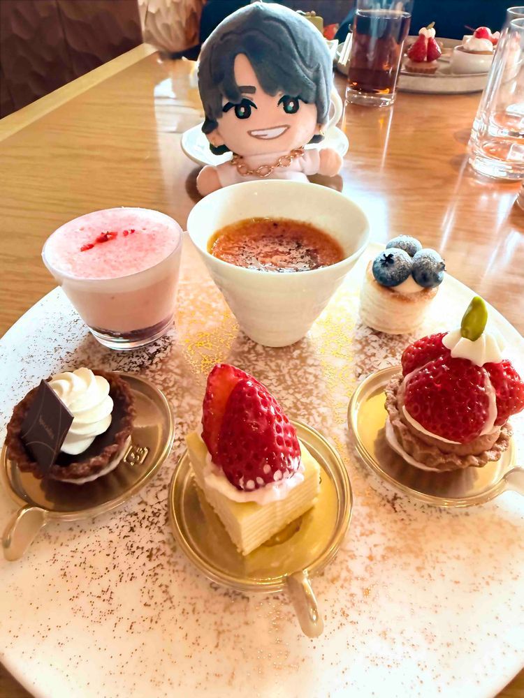 今年初ホテルビュッフェ🍴✨
甘いものそんなに得意じゃないけど、一つ一つが食べやすいサイズで助かる🙏
いちごのシーズンに行けてよかったー🍓