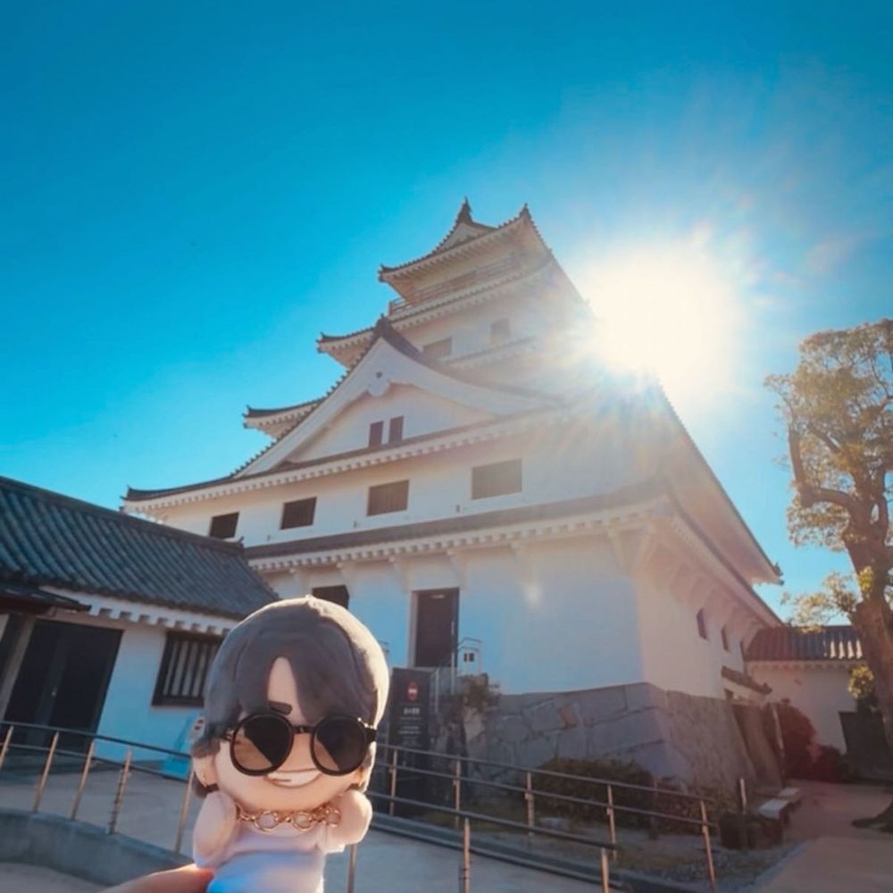 海と晴れの似合う男たろすけ‼️
佐賀にふらっと遊びに行ってきたよ🚗³₃
いい天気すぎて遠くまで良く見えた☀️
せっかくなので唐津城も上まで登った🏯
近くにあった宝当神社も行きたかったんだけど、船の本数なくて時間的に断念😑次はもっと余裕持って行こう✌️