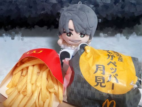 月見バーガー‼️
初めて食べたけど美味しいね🌃🍔

⋆┈┈┈┈┈┈┈┈┈┈┈┈┈┈┈⋆

なんでか人間認定されちゃう月見バーガーの写真ずっと上げれなかった🥲
たろすけの顔にうっすらぼかし入れたらいけた
人型ぬいの判定きびしくなった？🥲