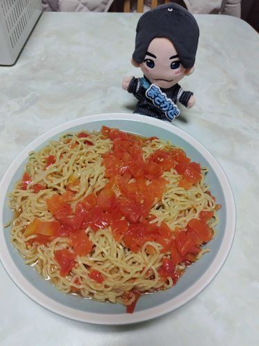 サタプラの冷製トマトラーメン🍅

調味料は塩と砂糖とレモン汁だけ、トマトの旨味が濃縮されてめちゃくちゃ美味しい！オススメです🍅