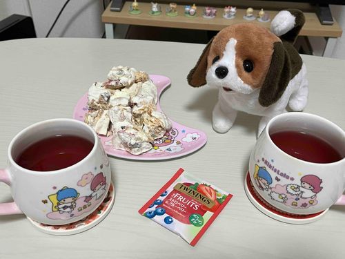 きょうの ティータイム☕️
あま〜い かおりの フルーツティー🍓🫐と もらいものの てづくり おかし︎︎☁️
おかしは おみせクオリティで びっくり😮
