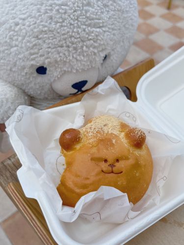 じっ…。くまぱんたべたの。