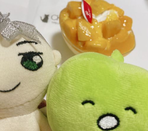 くろまるちゃんです。10ヶ月目ではつのお顔おひろめです
あおりんごんといっしょに
まんごーけーき！！🥭
(    ᷇࿀ ᷆  )ﾜｧ
