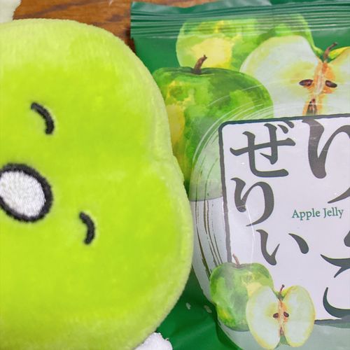 今日はくろまるちゃんではなく、りんごです( ◜࿀◝ )ゼリーだね