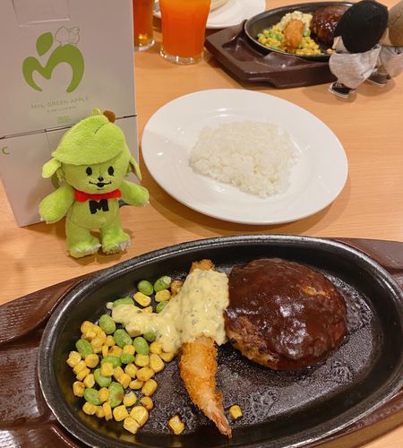 ガストと推しがコラボってるので、あだちさんとくろさわさんのボスと、ガストへいきました
コラボメニューは品切れでしたがこのメニューもグッズ対象なので、マグ×2いただきました。ありがとうございます🍏