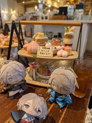 一昨日、ライブの現地に足を運んだよ。その後に桃のアフタヌーンティー食べたんだ〜。Byはるぬい

友人のたうんや主のはやとぷす、はるもっと達とも撮ってたねぇ。Byはるぬ

ソロライブおめでとう！！主の推しになってくれてありがとう！！
Byはるぬい＆はるぬ

本当に何回泣いたことか……。本当に推しでよかったと思った日でした。
Byそらいろのつき