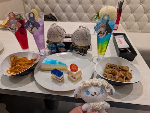 先月だけど食べに行ったよー！Byはるぬ

僕たちっぽい色味のケーキ食べててめちゃくちゃ気に入ってたね。あとドリンクは🎻🛵のドリンク飲んでたよ。Byはるぬい

めちゃくちゃ美味しかったー！Byそらいろのつき