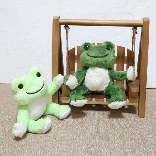 ぬしがあたらしいかぞくをおむかえしたよ✨
ブランコにのってるかえるのピクルスくんがきょうやってきたねぎまくんだよ🐸
ぼくがなまえかんがえるよっていったらぬしが「ねぎま！ねぎまでけっていだから！」ってひっしにいってたけど、さてはぼくのほうがかっこいいなまえおもいついちゃうからだな？
じぶんのさいのうがおそろしいよね