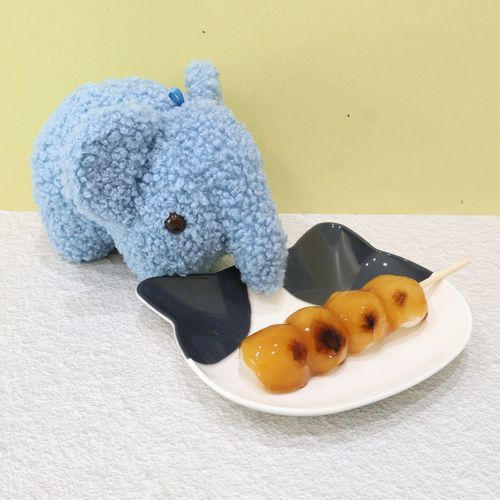 ぬしとふじぞうくん🐘とみたらしだんごをおやつにたべたよ
みたらしだんごはぬしのこうぶつのひとつなんだ
もちろんぼくも大好きだよ✨