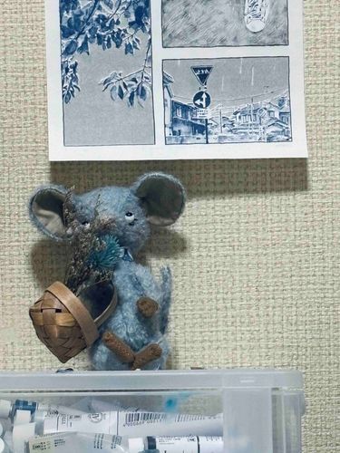 水色のねずみさんがバスケットを持ってやってきた！おすわり🐭