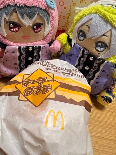 ゆきとちーちーだぶちをたべたよ🍔