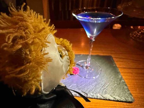 Musical Bar Matinee & Soireeに行ったよ
ずっとミュージカルソングが流れていてイメージカクテルも沢山！
これはThe Music of the Night
綺麗でしょ
出てくる時はスモークでオペラ座の怪人のボートのシーンみたいだったんだよ